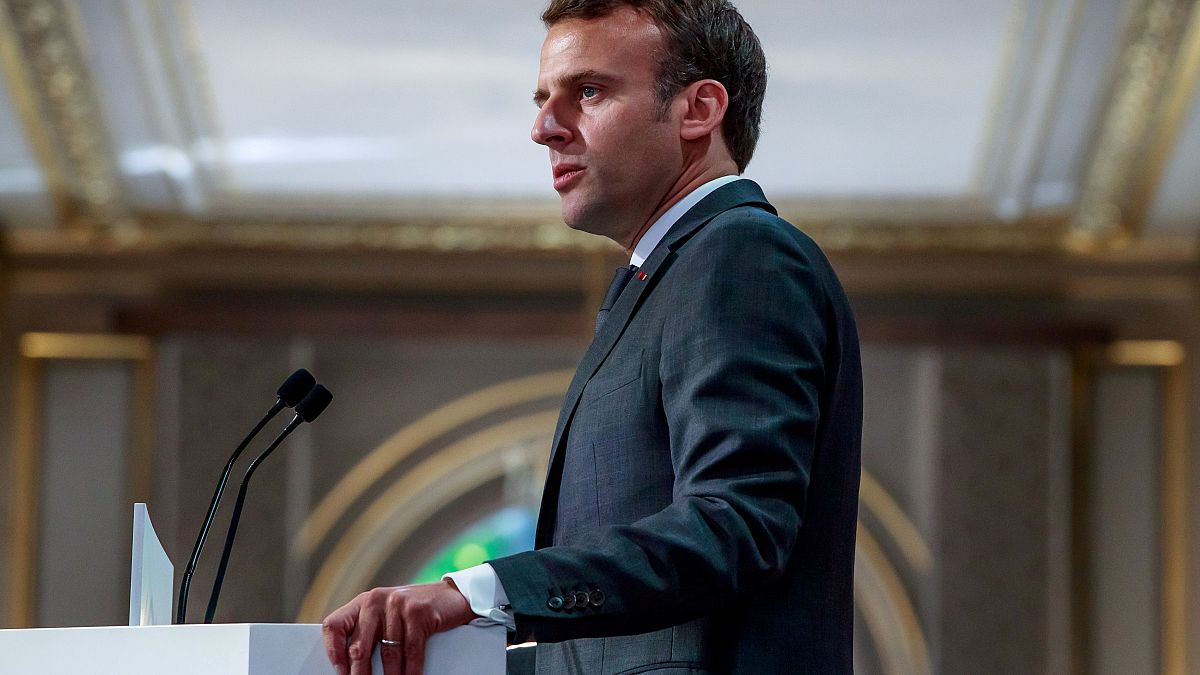 Macron lança medidas para combater a crise em França