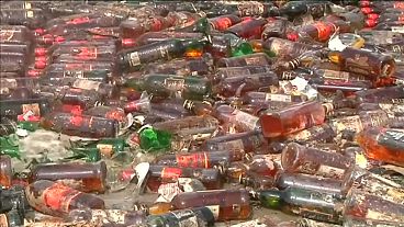 شاهد: السلطات الباكستانية تدمر ثلاثين طنا من المواد المخدرة والمزورة