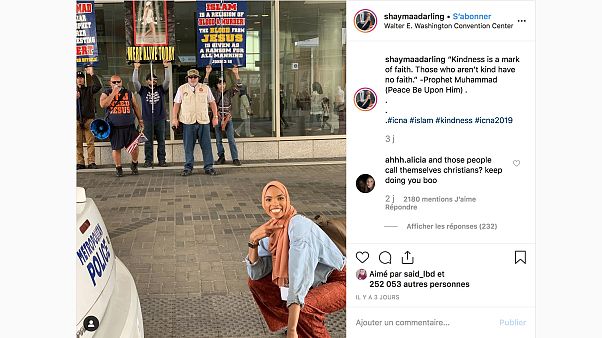 ABD'de İslam karşıtları önünde selfie çeken Müslüman kızın fotoğrafı viral oldu ABD'de İslam karşıtları önünde selfie çeken Müslüman kızın fotoğrafı viral oldu