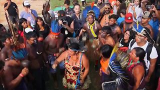 Индейцы танцуют против Болсонару