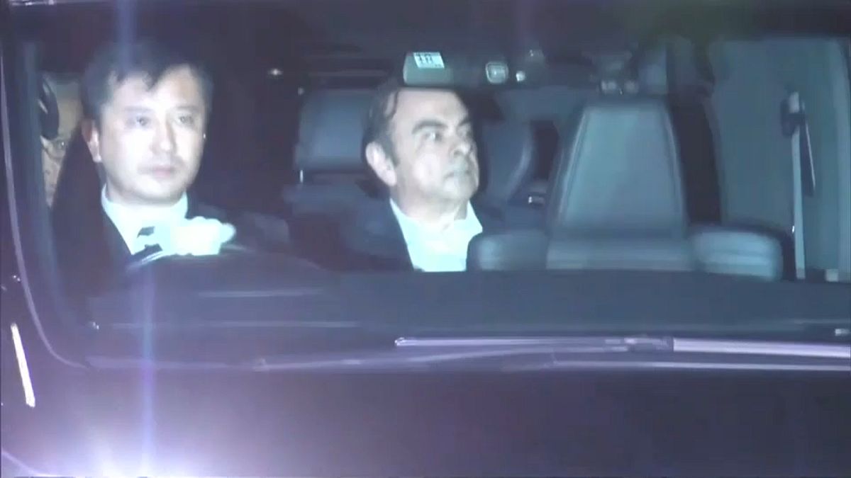 Der frühere Automanager Ghosn verlässt die Haftanstalt in Tokio.