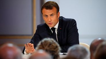 ماكرون يقول الإسلام السياسي يمثل تهديدا للجمهورية الفرنسية ويسعى للانعزال عنها