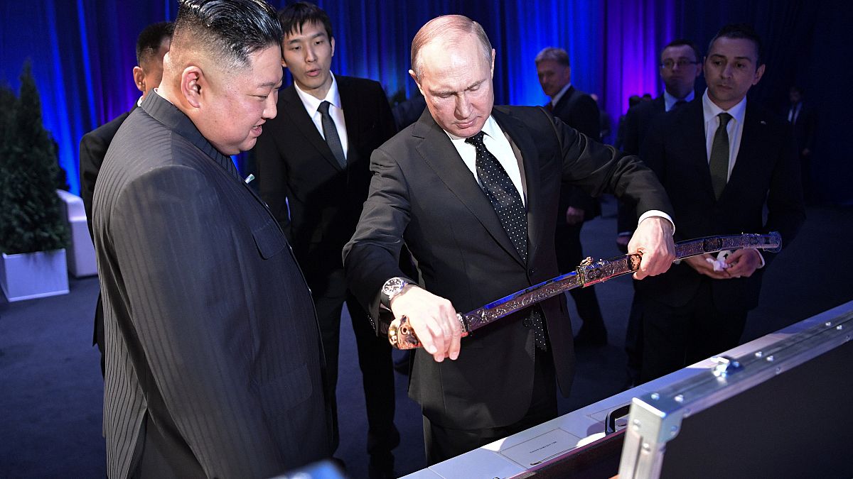 بوتين متفقداً سيف القتال الكوري 