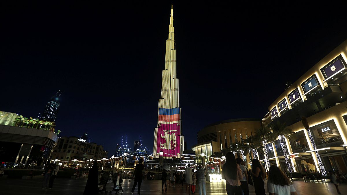 شاهد: برج خليفة يتزين بألوان علم سريلانكا تكريما لضحايا التفجيرات