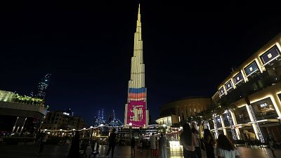 شاهد: برج خليفة يتزين بألوان علم سريلانكا تكريما لضحايا التفجيرات