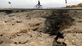 رجل افغاني يقود دراجته بالقرب من مكان وقع فيه انفجار في باغرام قبل 5 أيام