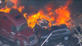 شاهد: حريق هائل في كولورادو بسبب اصطدام شاحنة بصف من السيارات