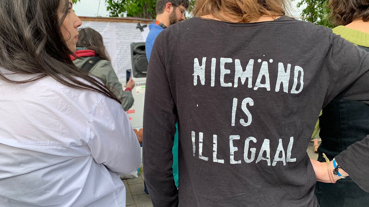 روی تی شرت این دختر نوشته شده: هیچ فردی غیرقانونی نیست