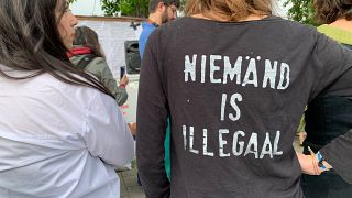 روی تی شرت این دختر نوشته شده: هیچ فردی غیرقانونی نیست
