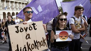 A diáktüntetők felszólították Orbánt, hogy tegye le a nyelvvizsgát