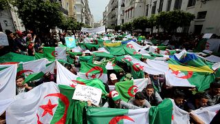مئات الآلاف يتظاهرون  ضد النخبة الحاكمة في عاشر جمعة من الاحتجاجات بالجزائر