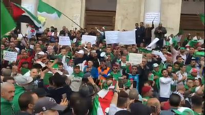 A politikai elit távozását követelik Algériában