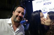 "Bacioni" di due studentesse davanti Salvini: la storia di #GaiaeMatilde