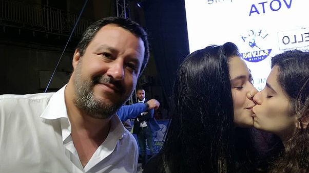 Kissing girls photobomb Salvini in protest over anti-LGBT conference Kissing girls photobomb Salvini in protest over anti-LGBT conference