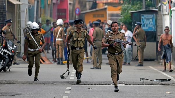 Sri Lanka terör saldırıları: Aramalar sırasında polis ile bir grup arasında silahlı çatışma çıktı Sri Lanka terör saldırıları: Aramalar sırasında polis ile bir grup arasında silahlı çatışma çıktı