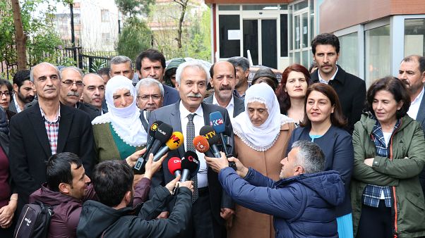 HDP'li Mızraklı: 'AKP'li kayyum döneminde 1 ton 600 kg fıstıklı kadayıf yemişler' HDP'li Mızraklı: 'AKP'li kayyum döneminde 1 ton 600 kg fıstıklı kadayıf yemişler'