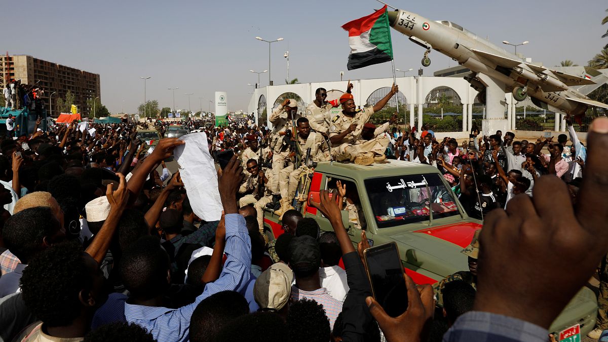 آلاف السودانيين يصلون الجمعة خارج وزارة الدفاع والحشود تطالب بحكم مدني