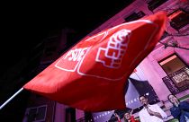 Eine Flagge der PSOE weht vor Pedro Sánchez