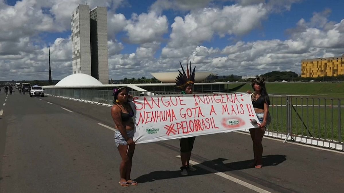 Brezilyalı yerliler aşırı sağcı başkanı protesto için 'çubuk tüttürdü'