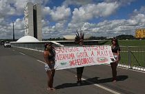 Brezilyalı yerliler aşırı sağcı başkanı protesto için 'çubuk tüttürdü'