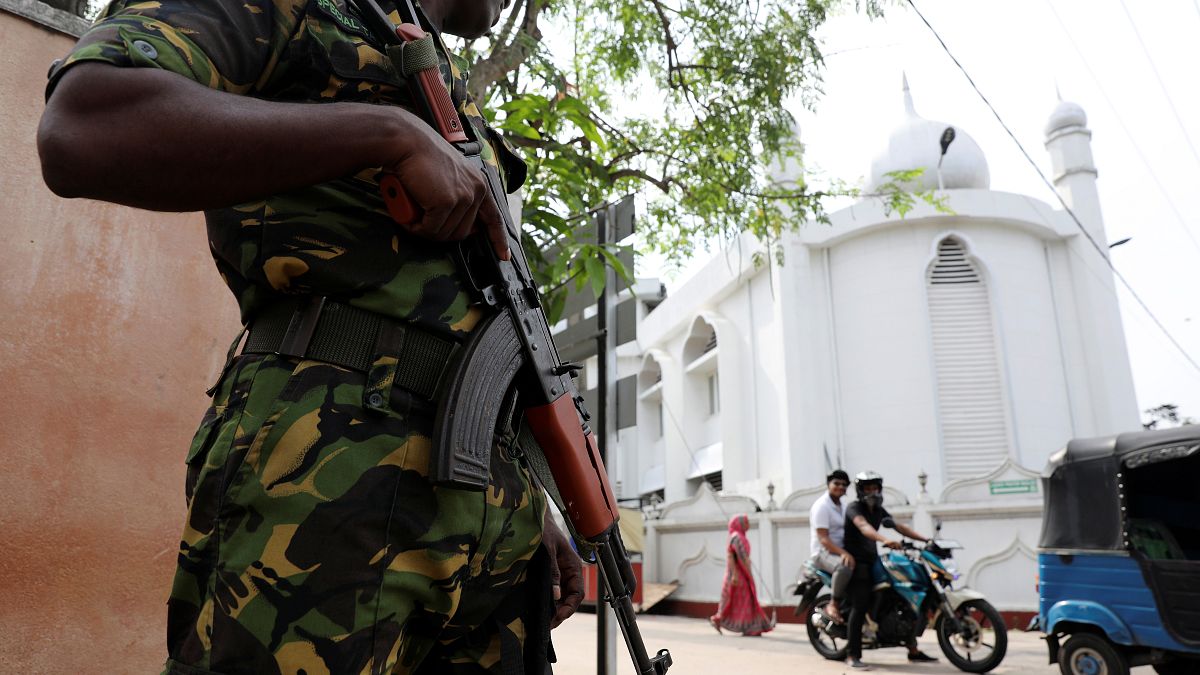 جندي يحرس المسجد الكبير في كولومبو يوم الجمعة