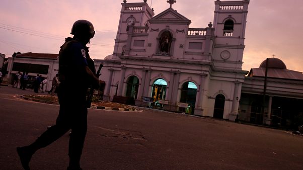 Sri Lanka'da terör operasyonu: 6'sı çocuk 15 kişi öldürüldü Sri Lanka'da terör operasyonu: 6'sı çocuk 15 kişi öldürüldü
