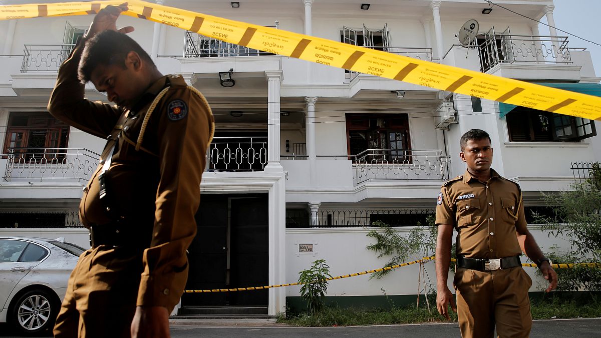 أفراد من رجال الشرطة خارج منزل أحد المشتبه بهم في سلسلة تفجيرات انتحارية