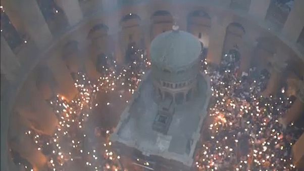Fellobbant a Szent Láng Jeruzsálemben Fellobbant a Szent Láng Jeruzsálemben