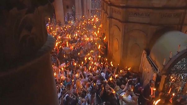 Jerusalem: Orthodoxe Christen empfangen "Heiliges Feuer" Jerusalem: Orthodoxe Christen empfangen "Heiliges Feuer"