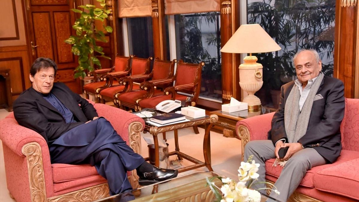 رئيس وزراء باكستان عمران خان (يسارا) مع البريغادير المتقاعد إعجاز شاه 