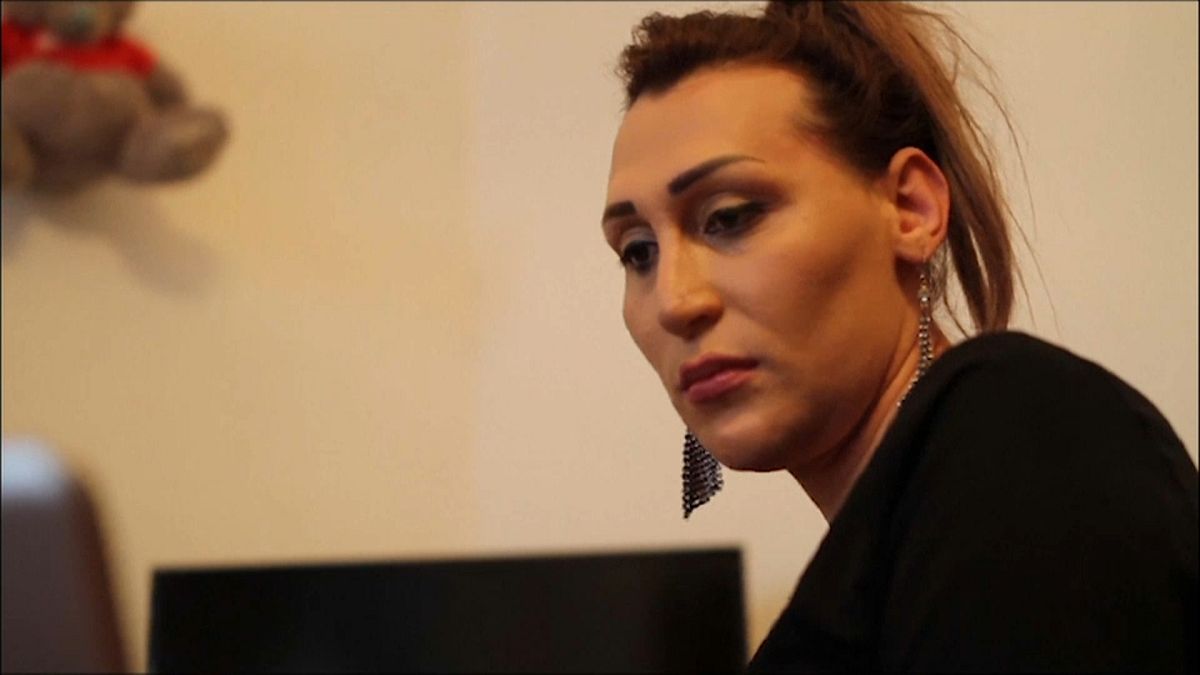 شاهد.. امرأة متحولة جنسياً تثير ضجة في أرمينيا بعد خطاب ألقته في البرلمان