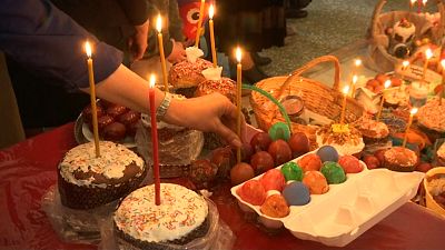 الروس يحضرون الحلويات التقليدية للاحتفال بالسبت المقدس