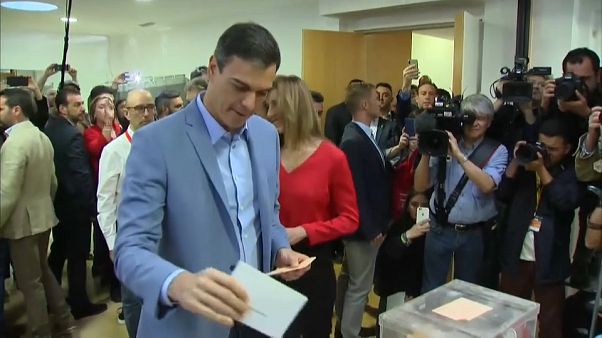 Los políticos españoles predican con el ejemplo y votan a primera hora Los políticos españoles predican con el ejemplo y votan a primera hora