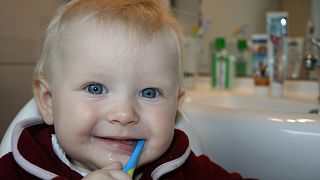 دراسة: إصابة أسنان الأطفال بالتسوس ترتبط بعوامل بيئية وليس بالجينات