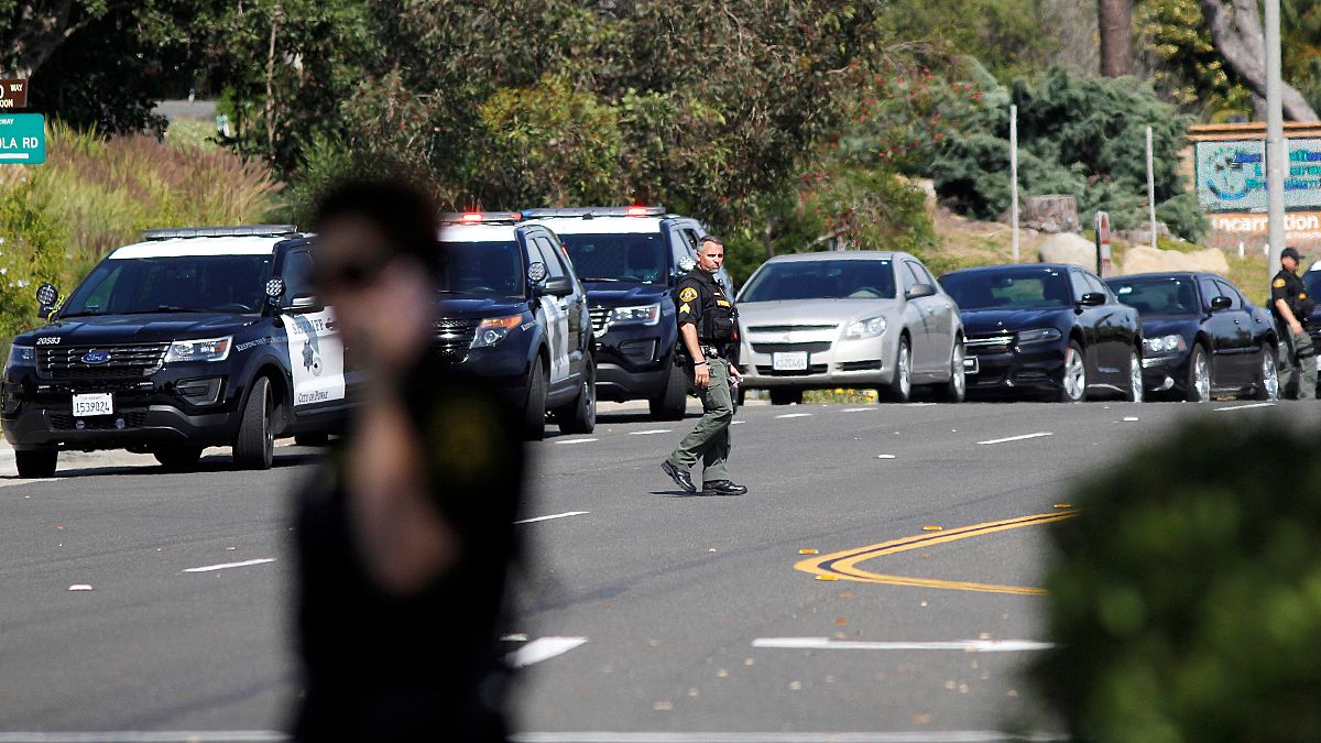 نائب قائد شرطة مقاطعة سان دييغو يسير بالقرب من موقع إطلاق النار
