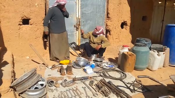 فيديو.. مخيم سوري بجوار قاعدة أمريكية يعاني من الحصار الروسي والحكومي فيديو.. مخيم سوري بجوار قاعدة أمريكية يعاني من الحصار الروسي والحكومي