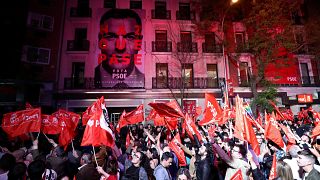 Partidarios del PSOE festejan la victoria de su partido.