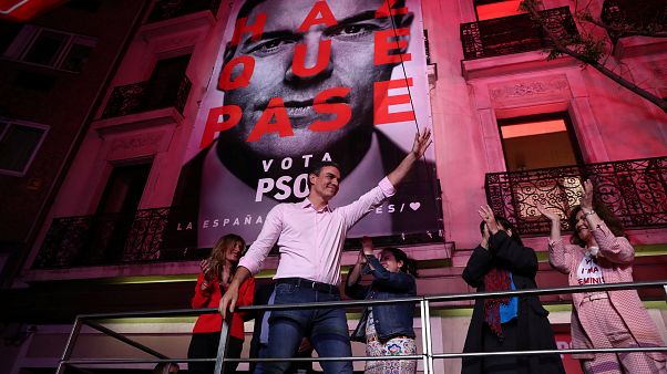 Partidarios del PSOE festejan la victoria de su partido. Partidarios del PSOE festejan la victoria de su partido.