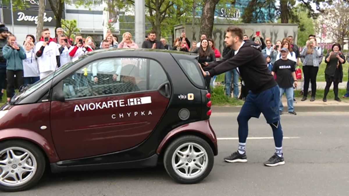 جوان اهل کرواسی رکورد جهانی هل دادن خودرو را شکست