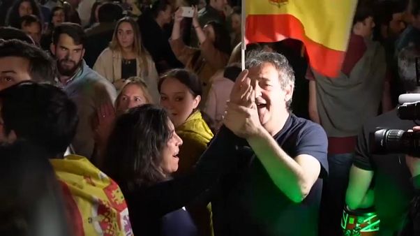 Reaktionen nach Spanien-Wahl: Die einen feiern, die anderen trauern Reaktionen nach Spanien-Wahl: Die einen feiern, die anderen trauern
