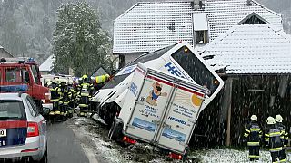 Austria: bus fuori strada per la neve