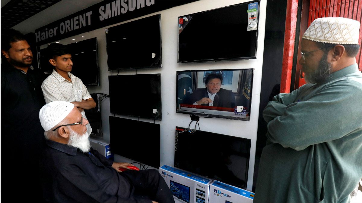 شهروندان پاکستانی در حال مشاهده عمران خان نخست وزیر این کشور