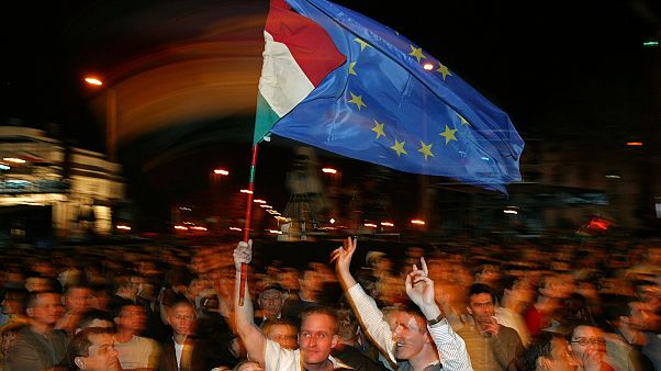 Az EU-csatlakozást ünneplik magyarok 2004. május elsején Az EU-csatlakozást ünneplik magyarok 2004. május elsején