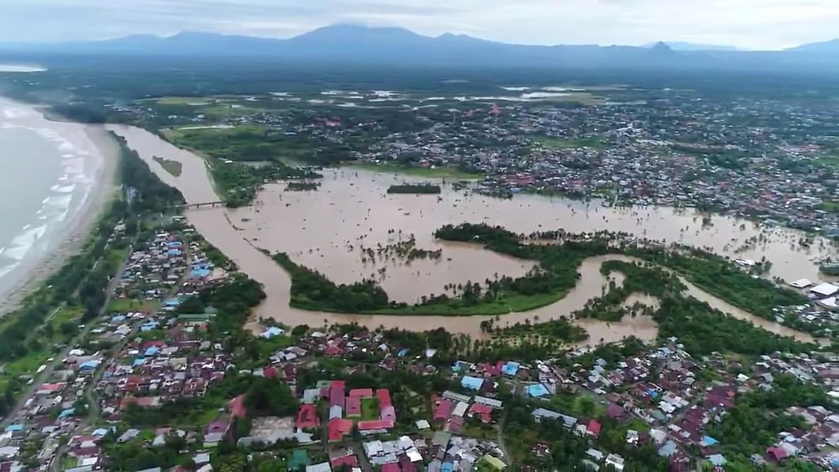 Растёт число жертв наводнения в Индонезии