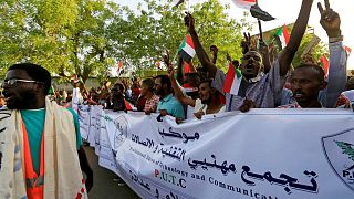 المجلس العسكري السوداني يجمد نشاط النقابات والاتحادات المهنية
