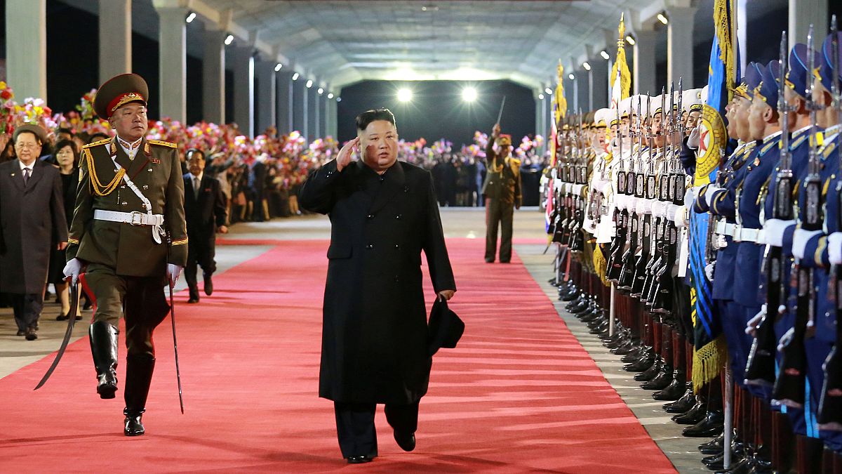 شاهد: "استقبال الأبطال" للزعيم الكوري بعد عودته من روسيا 