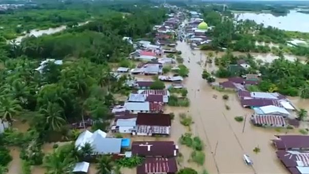 Pelo menos 29 mortos em inundações na Indonésia Pelo menos 29 mortos em inundações na Indonésia