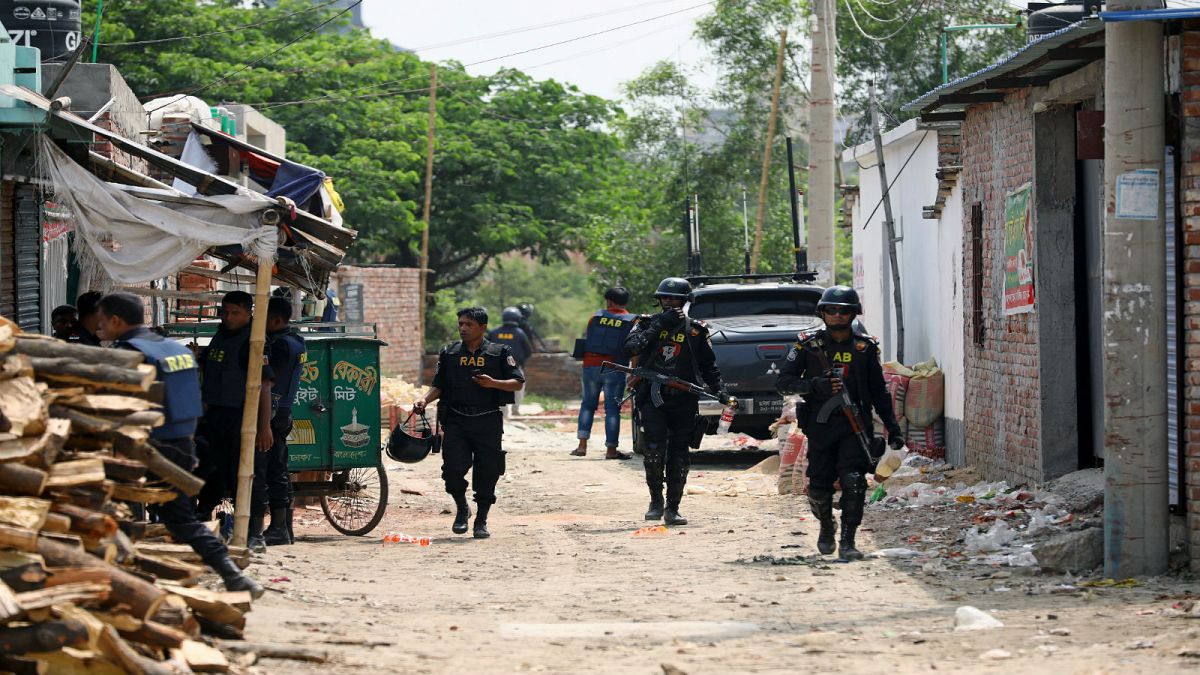 عسكريون يسيرون في منطقة قتل فيها مسلحون في انفجار في داكا 