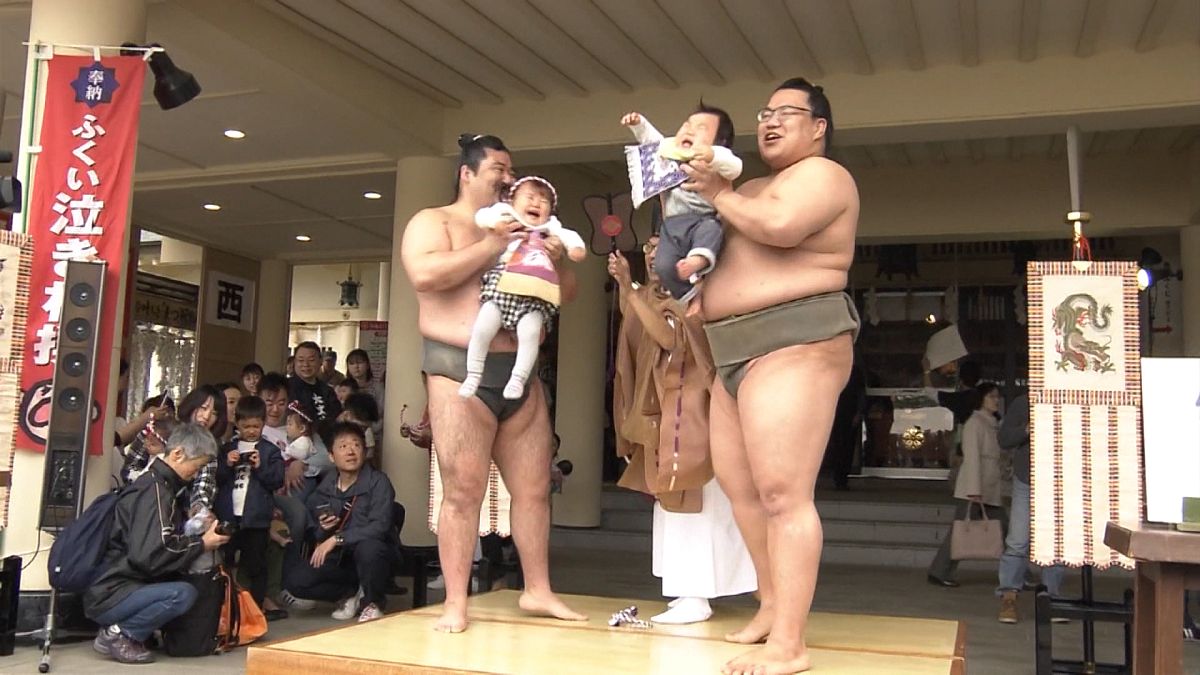 شاهد.. مسابقة لبكاء الأطفال في اليابان والجائزة 30 كغ من الأرز!