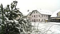 شاهد.. الثلوج تغطي سلوفينيا رغم حلول فصل الربيع